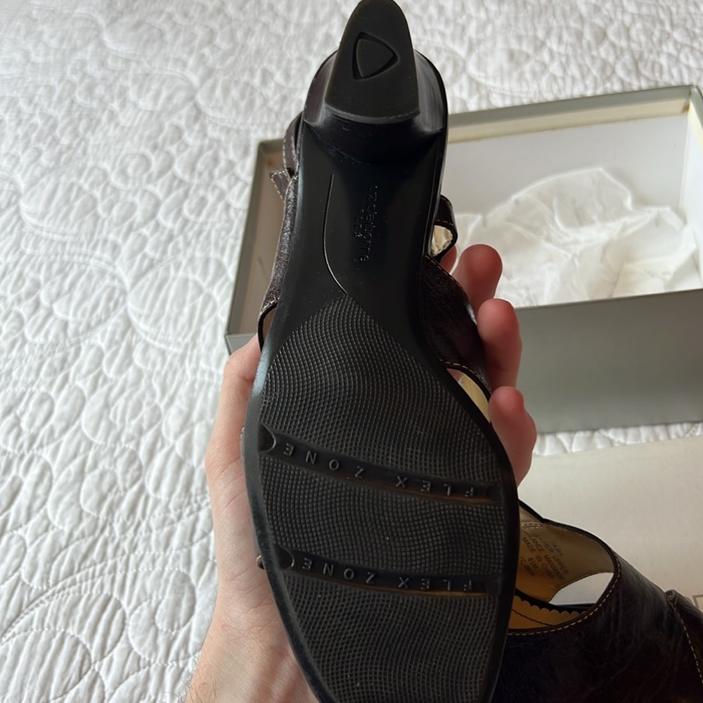 Liz Claiborne Black Sandals with Cross-Strap Design - Picture 6 of 6